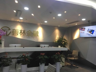 善林金融被調(diào)查現(xiàn)場直擊 警方連夜值守辦公區(qū)，金融信息咨詢行業(yè)再響警鐘